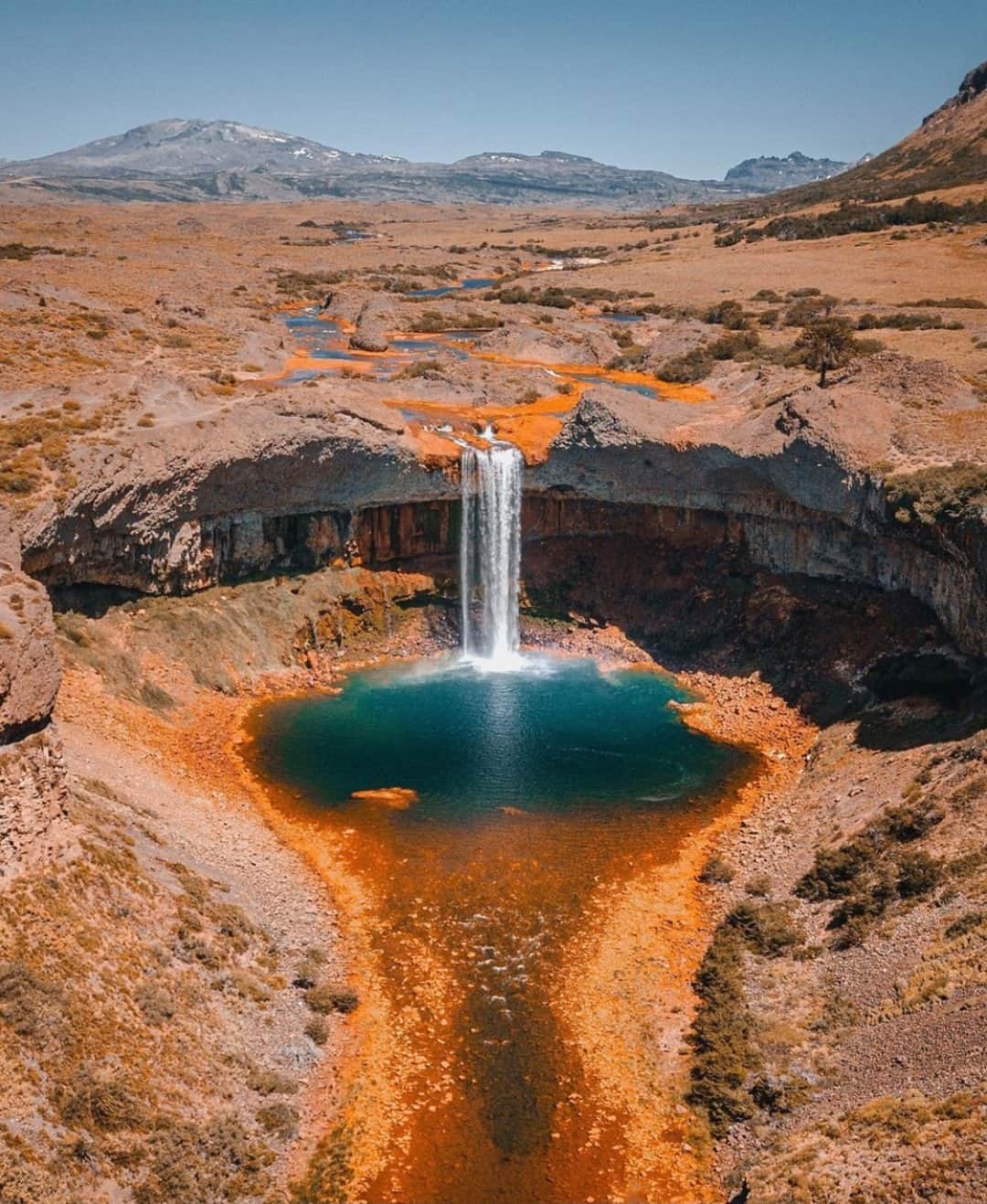 Earth Picsさんのインスタグラム写真 - (Earth PicsInstagram)「Salto del Agrio, Located in the town of Caviahue, Salto del Agrio is a cascade about 60 meters (197 ft.) high, which drops to a small green pool surrounded by yellow and red basaltic rocks. 😍 by @gusariase」1月11日 1時00分 - earthpix