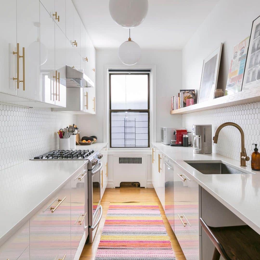 Sweeten Homeさんのインスタグラム写真 - (Sweeten HomeInstagram)「When this family of three found a new home in a pre-war co-op, they knew they wanted to renovate. The biggest part of the reno? The expanded galley kitchen—refreshed with glossy white cabinets and open shelving to reflect more light and make the space feel wider. Swipe to see the before and after. Full tour via link in bio.」1月11日 1時00分 - sweeten_home