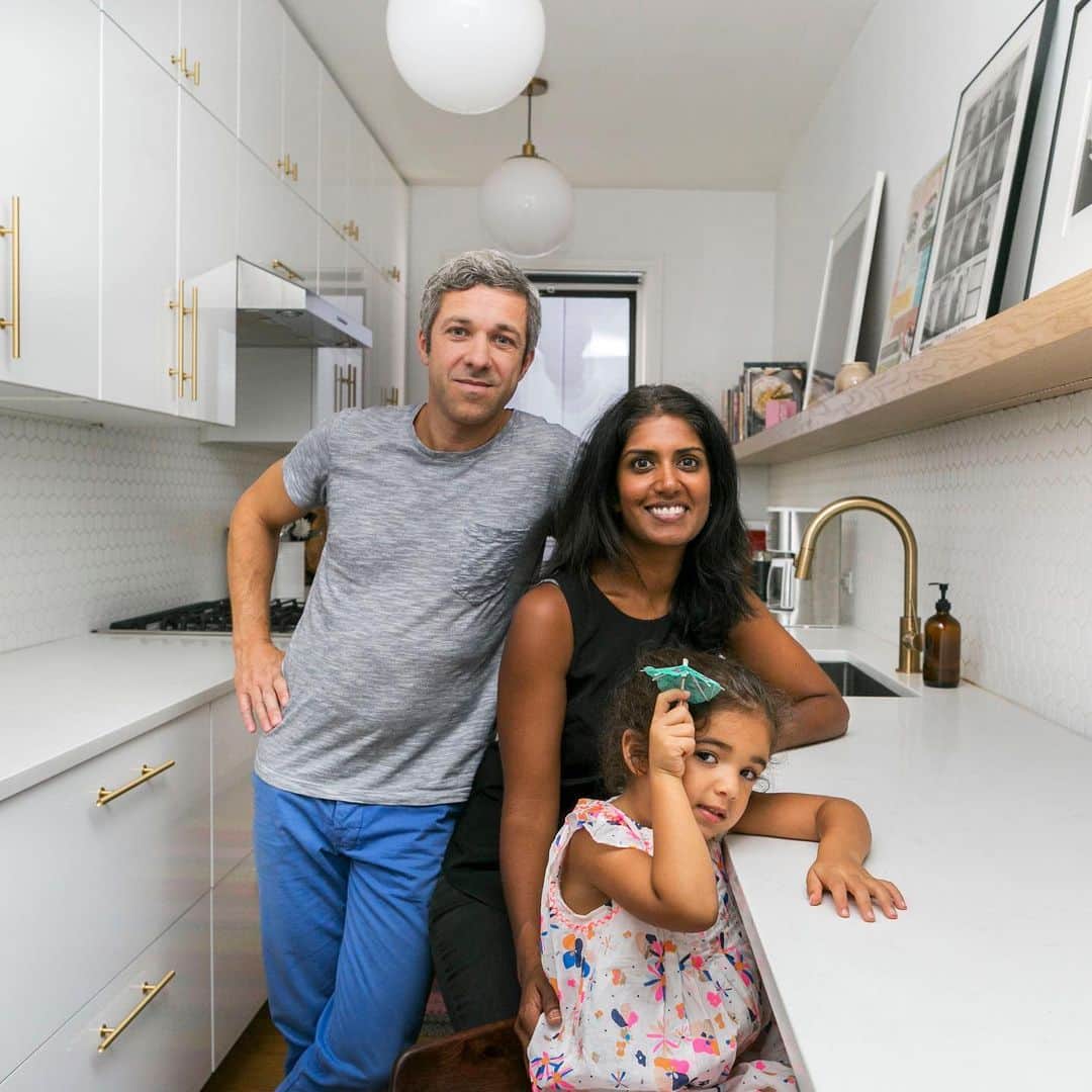 Sweeten Homeのインスタグラム：「When this family of three found a new home in a pre-war co-op, they knew they wanted to renovate. The biggest part of the reno? The expanded galley kitchen—refreshed with glossy white cabinets and open shelving to reflect more light and make the space feel wider. Swipe to see the before and after. Full tour via link in bio.」