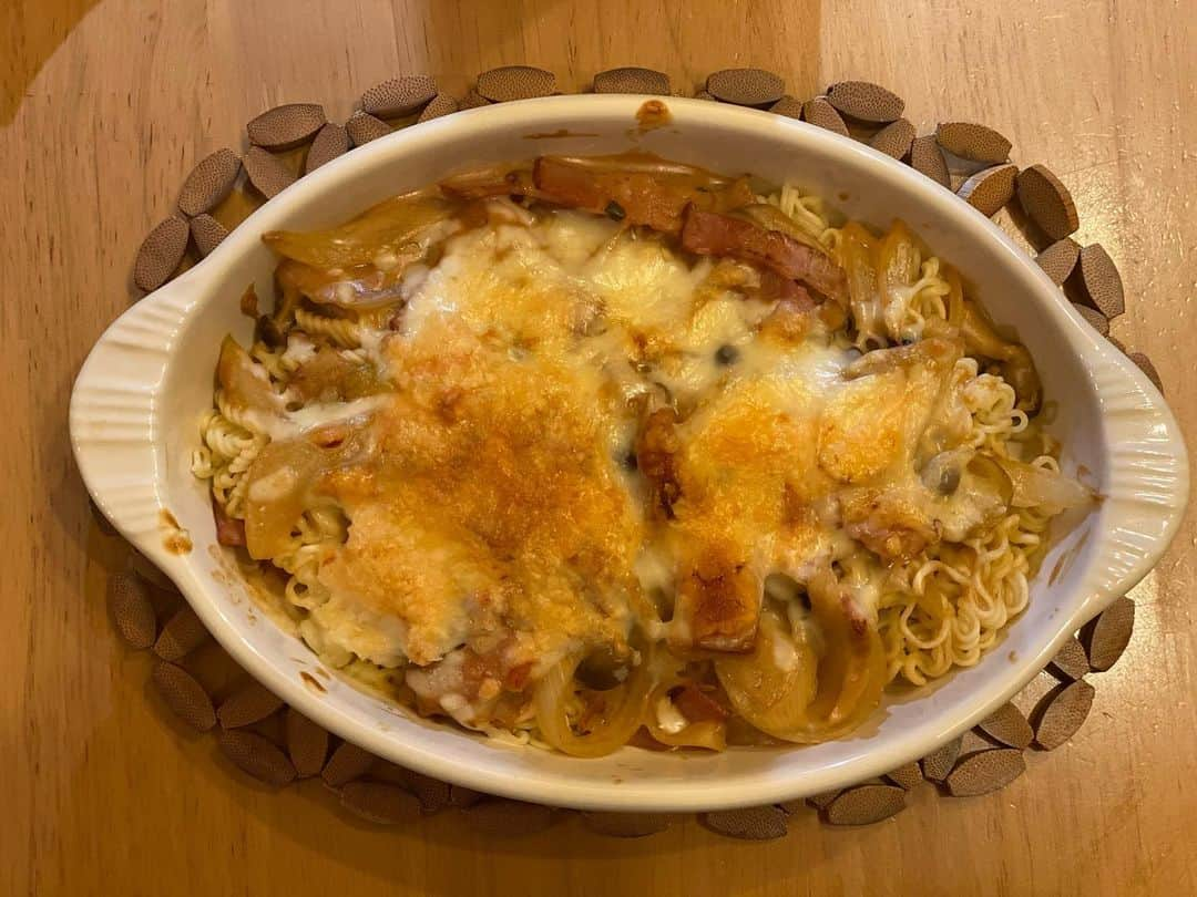 向山毅のインスタグラム：「サッポロ一番みそラーメンでグラタン作ってみた。  材料（２人分） サッポロ一番みそラーメン・・・１袋 ホワイトソース缶・・・150g バター・・・20g 牛乳・・・200cc 小麦粉・・・大さじ２ チーズ・・・適量 しめじ・・40g タマネギ・・・1/4個 ベーコン・・・50g  作り方 1、しめじはほぐし、タマネギは薄切り、ベーコンは1cm幅に切ります。   2、熱したフライパンにバターを加えて溶かし、①のタマネギ・しめじ・ベーコンを加えて中火で炒めます。   3、②に小麦粉を加えてなじむまで炒めます。   4、③に牛乳(100cc）を加えながら かき混ぜ、とろみが出始めたら もう100ccの牛乳を加えて混ぜます。   5、④にホワイトソース・袋麺のスープの素（2/3袋）を加えて溶かし、とろみがつくまで よく混ぜます。   6、麺は１分と固めに茹でて、水気をきってほぐします。  7、耐熱容器に⑥の麺・⑤のソースを加えて、上からチーズを散らします。   8、トースターで５分ほど加熱したら完成です。  #グラタン #サッポロ一番みそラーメン #こうきのグルメ #こうきの料理 #こうきのレシピ」