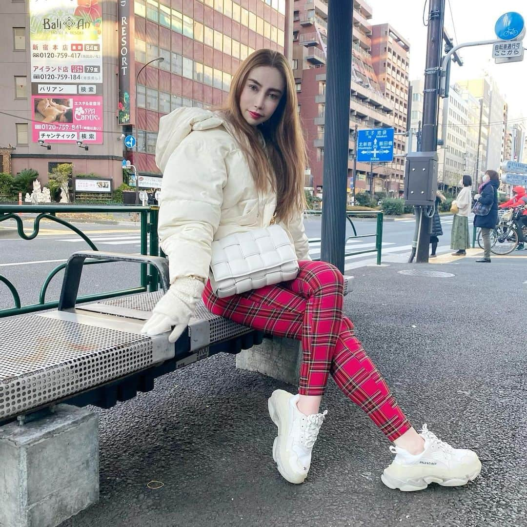 fashion dog loverのインスタグラム：「It's cold outside❄️Is it cold where you live?  #fashiongram #fashion#fashionstyle #fashionblogger #fashionista #fashionable #ootd #ootdfashion #outfitoftheday #outfit #outfitinspiration #outfitstyle #winterfashion #zara#balenciaga #bottegaveneta #chanel #ファッション#ファッションコーデ #ファッションスナップ #ザラ#バレンシアガ #シャネル #コーデ#コーディネート #ボッテガヴェネタ#ザラジョ #ザラコーデ」