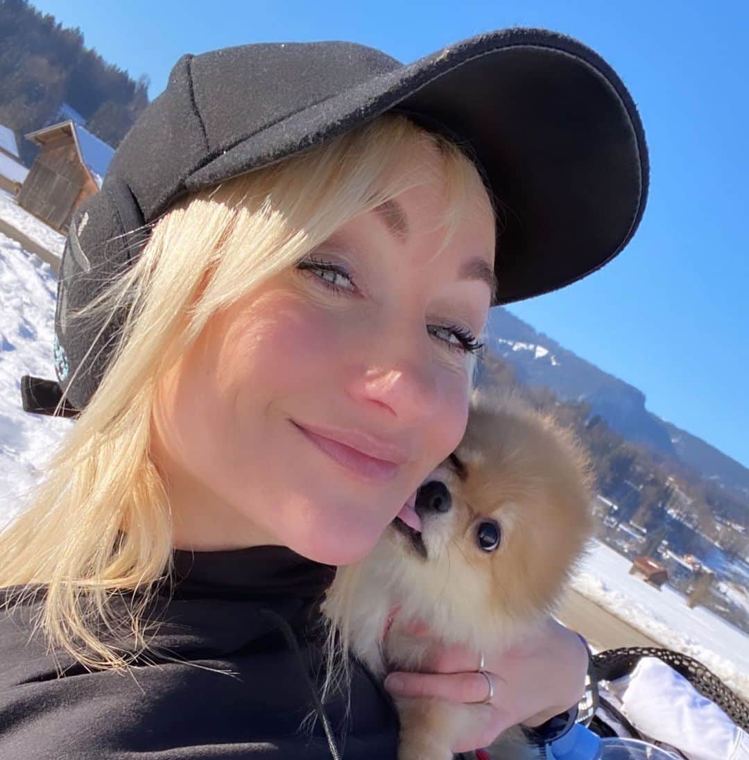 アリオナ・サフチェンコのインスタグラム：「Happy Sunday 🤩 with my new friend (Monika) ♥️ # sunday #weekend  #beautifulday」