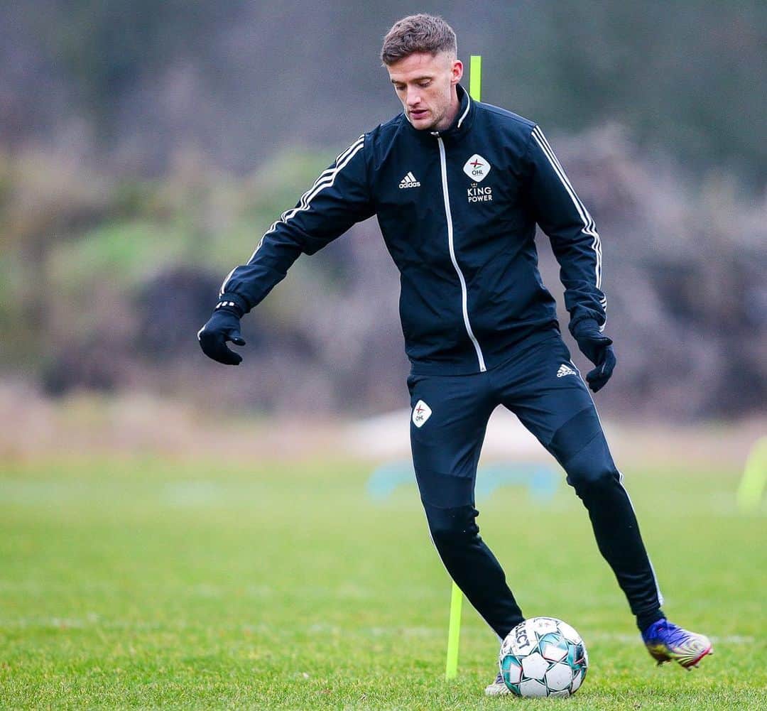 アンディー・キングのインスタグラム：「1st week done ✅  Training ✅ Work permit ⏳😔 Good luck tonight @ohleuven」