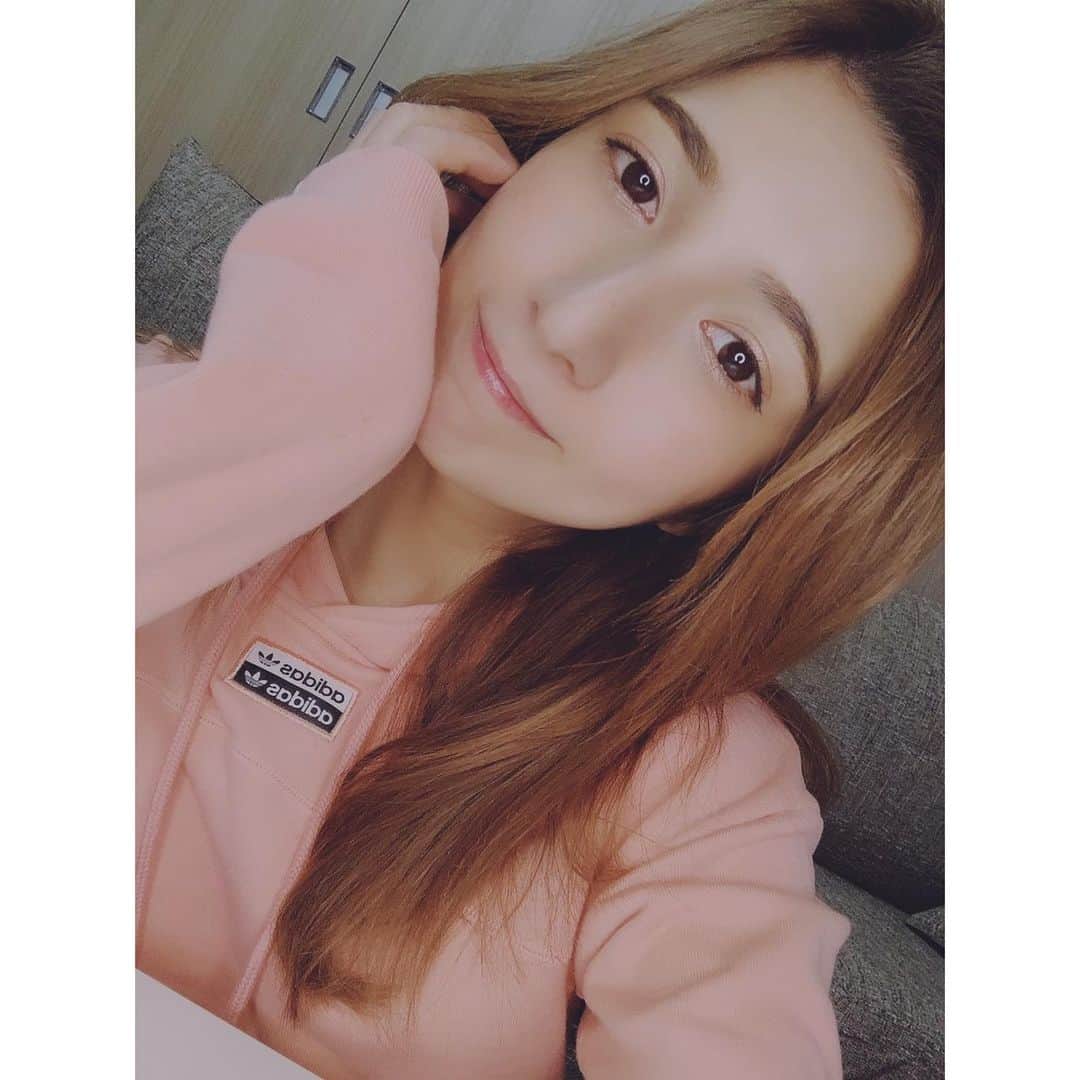 のインスタグラム：「今日はメイクしてたから 突発的にインスタライブしてみた！  見てくれたみなさんありがとう☺️  とりあえずインスタのフォロワー様 1万人越えるように頑張って 更新していきます‼️  #talent #model #actress #グラビア #自撮り #camera #makeup  #followｍe #フォロミー」
