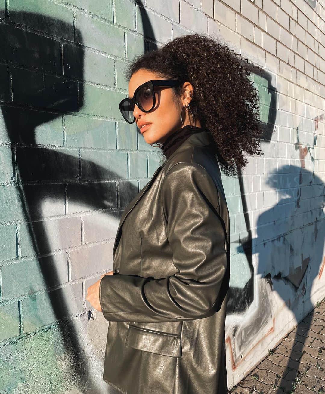 Julianna Townsendさんのインスタグラム写真 - (Julianna TownsendInstagram)「Loved that the sun came out today !✨ #90saesthetic#90sstyle#sun#sunday#curlyhair」1月11日 1時21分 - julianna