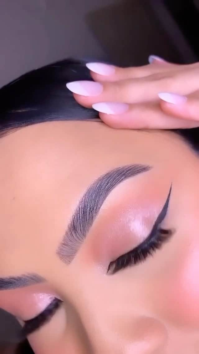 Too Facedのインスタグラム：「Tip of the day ✔️😉 @_helen_heaven keeps her eye game on point with our secret weapon, Better Than Sex Eyeliner! Leave a 🖤 below if you can relate. #betterthansex #toofaced」