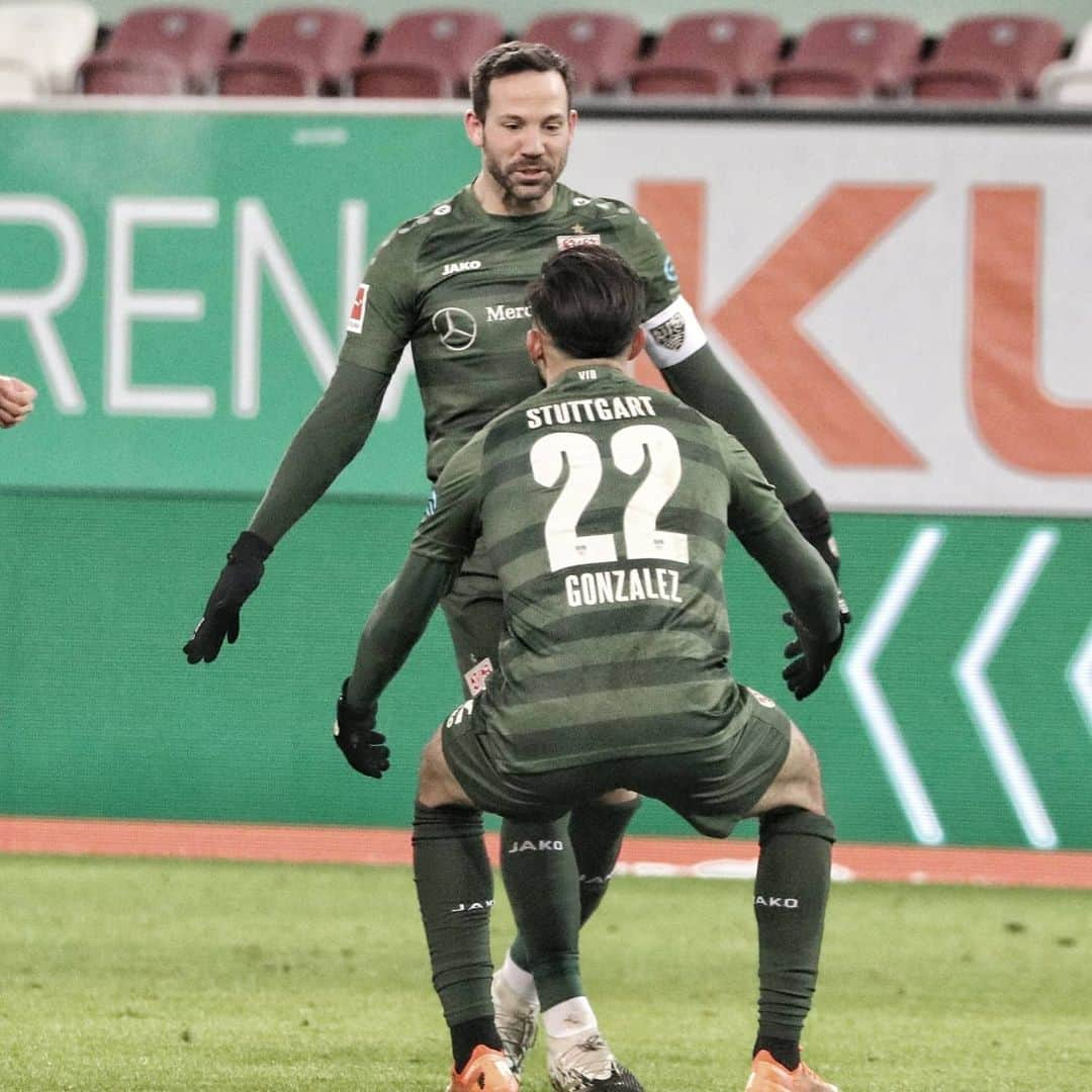 VfBシュトゥットガルトさんのインスタグラム写真 - (VfBシュトゥットガルトInstagram)「JAAAAAAA!!! AUSWÄRTSSIEG‼️ Starke Leistung, Jungs! 💪💪💪 --- #FCAVfB 1:4 #vfbstuttgart #vfbstuttgart1893 #auscannstatt #furchtlosundtreu #VfB #auswärtssieg #VfBInsta」1月11日 1時27分 - vfb