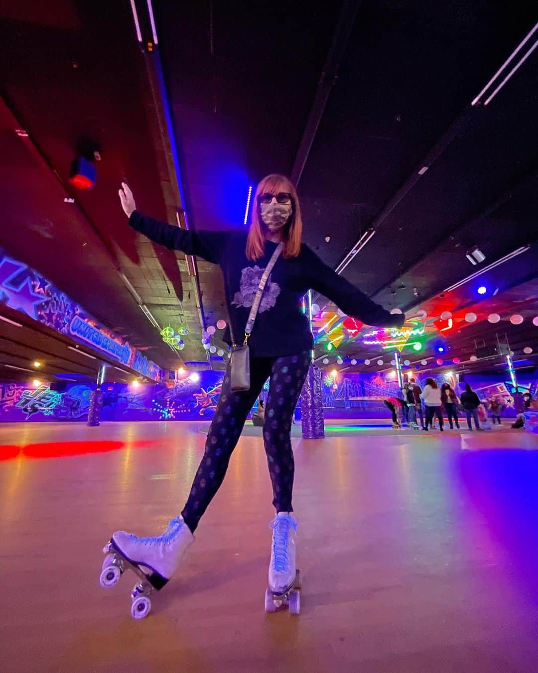 ニコールミラーのインスタグラム：「Back to the 80’s! 🕺🏻 I pulled out my skates from nights at the Roxy. Lots of fun memories and great to be back on skates. @unitedskatesli #NMActive」