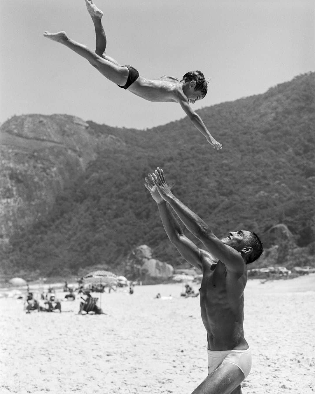 のインスタグラム：「@ricksongraciejj and Rockson Gracie, Prainha Beach, Rio de Janeiro, Brazil 1986.」