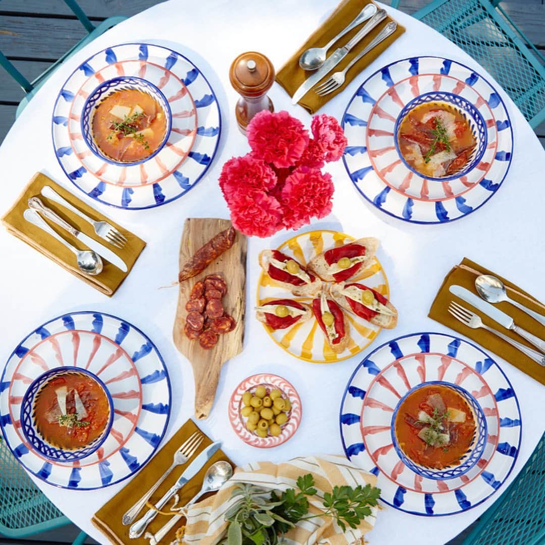 チャンルーのインスタグラム：「Playing with color 🌈 We sat down with @pomelocasa founder Francesca de la Fuente to learn about her home décor brand that brings beautiful ceramics from Spain, stateside. Link in bio to read more!」