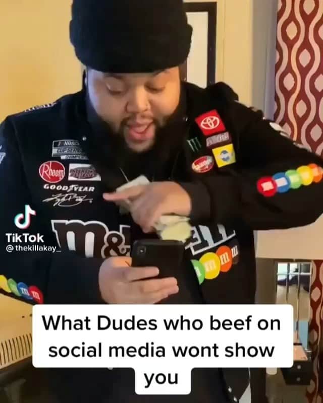 ファンクマスター・フレックスのインスタグラム：「So much to learn here! 😂😂😂😂 Youngins or OGs nothing is that serious! Internet is not worth losing a life! DONT LET PEOPLE WHO HAVE NOTHING WORTH TO LIVE FOR TAKE U OUT OF YOUR ZONE! I AINT MAD AT NOBODY! LIFE GOOD! DO U AGREE OR DISAGREE? Via: @pammpamm4 x @thekillakay_ ( funny as hell ) 😂😂😂😂」