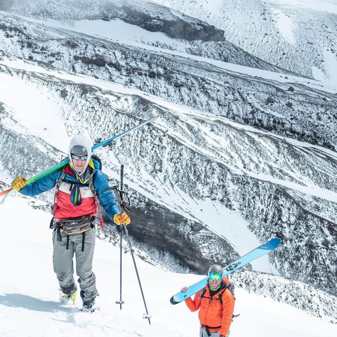 マーモットのインスタグラム：「Mt Hood... where the Portland locals go to play.   One of those locals is Marmot Club Ambassador @bendenali. As an ambassador, Ben gets to select from our most technical outerwear and insulation styles. However, it's his signature retro red, white, and blue Marmot puffy that separates him from the pack.   If you happen to see his tracks, they may just lead you to the pre-mo lines.... and give him a socially distanced fist bump while you're at it.   #marmotclubambassador #marmotvertclub #marmotpowclub」