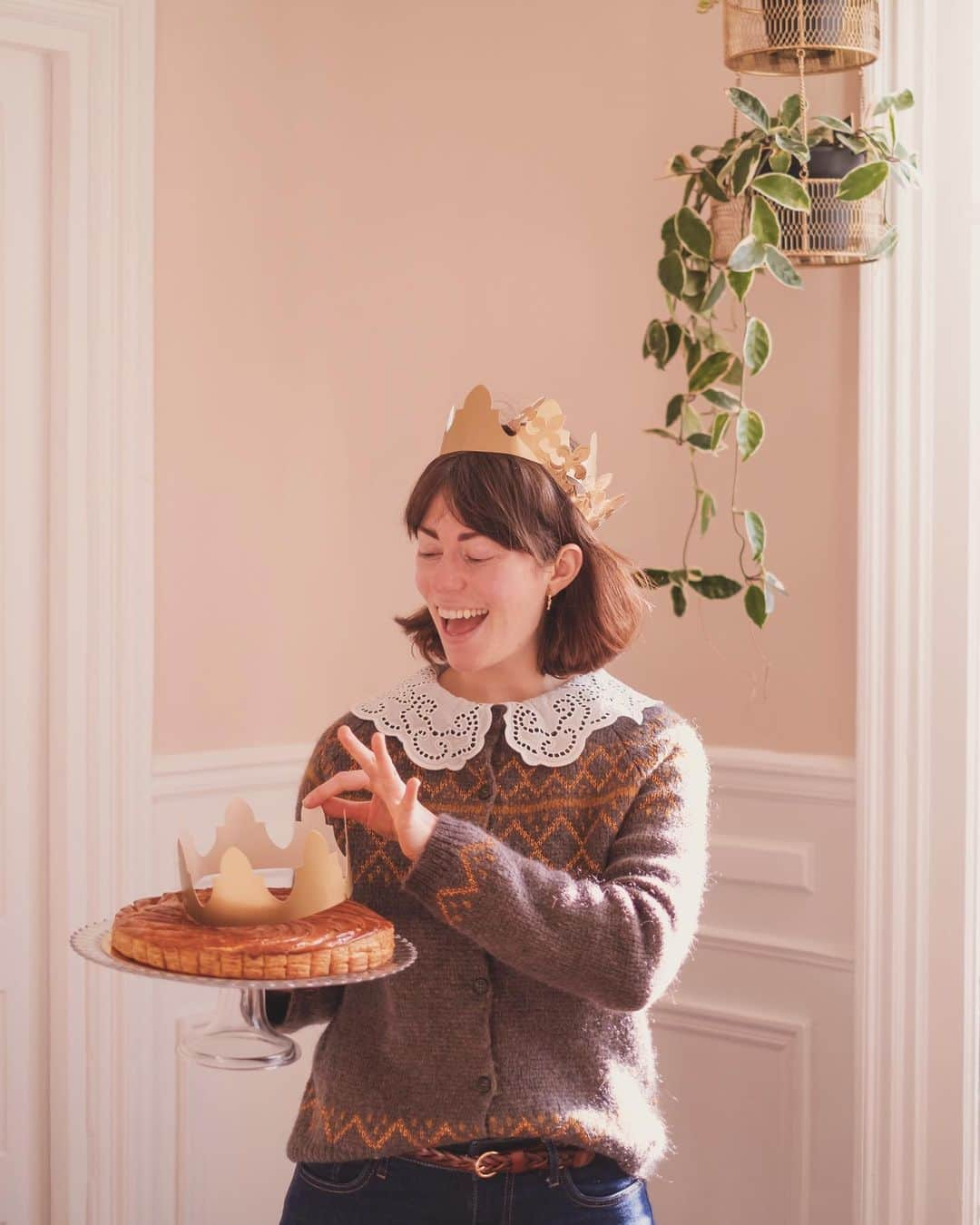 Angélineのインスタグラム：「Angéline Bergamotte Frangipane, princesse de la galette depuis 7 générations. — Tricher pour avoir la fève : une tradition 👑 Aujourd’hui on a fait le Jury de la Galette à la maison... • spoiler : on s’est régalé 🤎 • spoiler 2 : j’ai eu qu’une fois la fève, en trichant.」