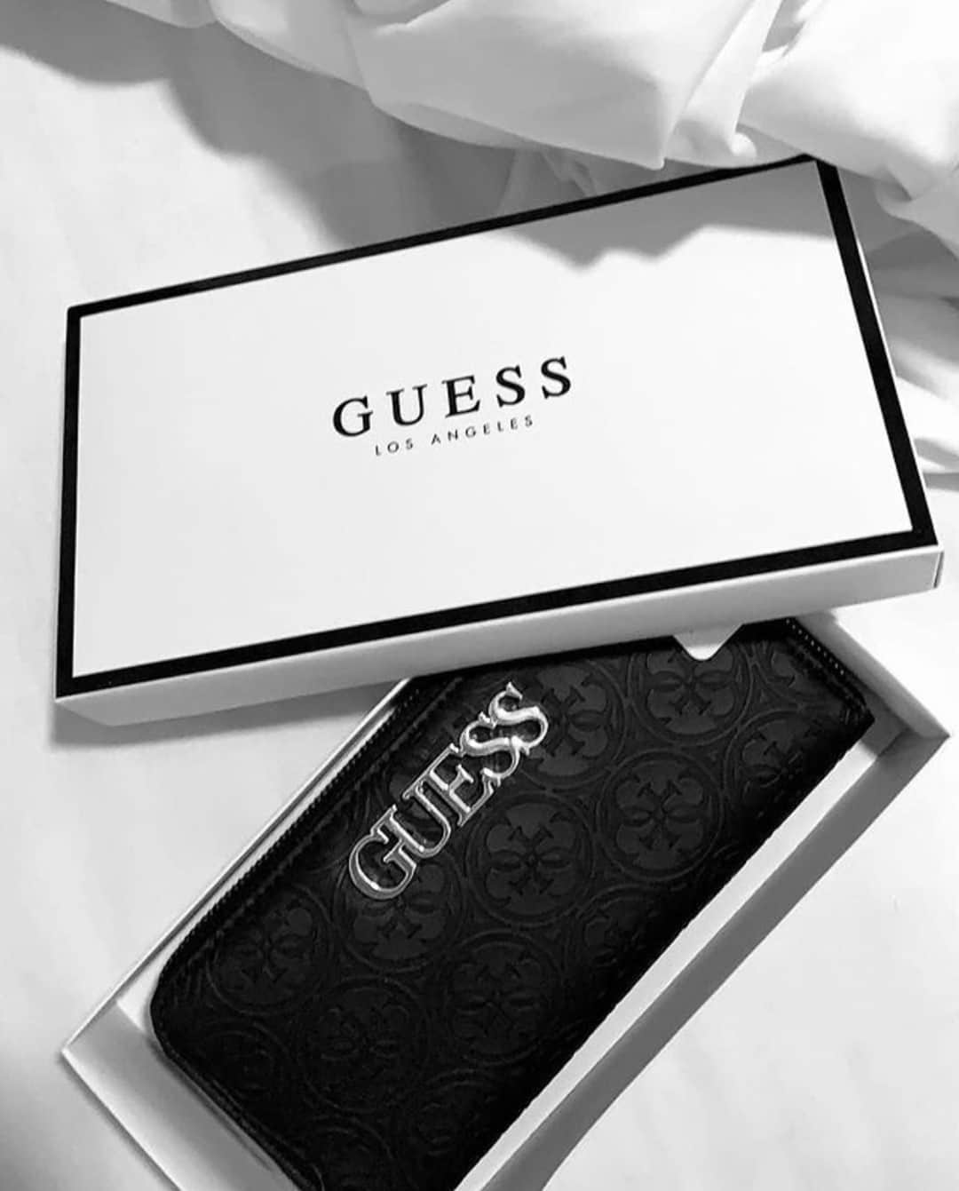 ゲスのインスタグラム：「the best things come in small packages 🖤 #GUESSHandbags」