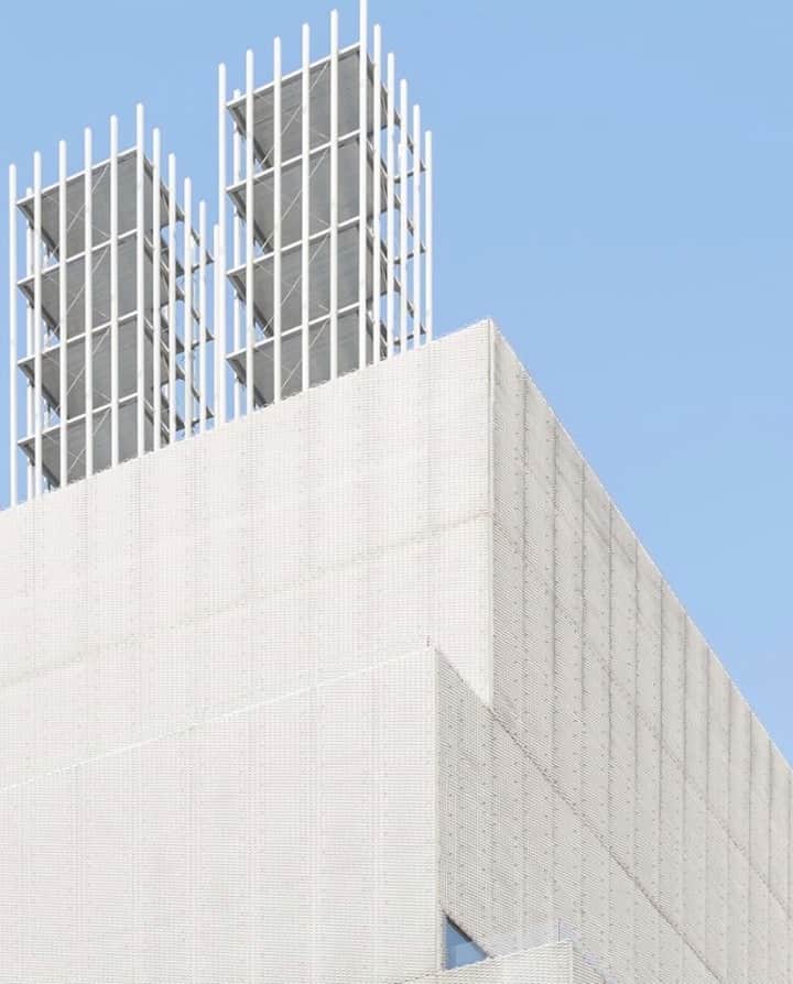 ニュー・ミュージアム・オブ・コンテンポラリー・アートさんのインスタグラム写真 - (ニュー・ミュージアム・オブ・コンテンポラリー・アートInstagram)「The New Museum is a seven-story, eight-level structure designed by Tokyo-based architects Kazuyo Sejima and Ryue Nishizawa/SANAA. The building is clad in a seamless, anodized expanded aluminum mesh chosen by SANAA to emphasize the volumes of the boxes while dressing the whole of the building like a strong body in a delicate, filmy, softly shimmering skin. With windows just visible behind this porous scrim-like surface, the structure appears as a single, coherent form that is nevertheless mutable, dynamic, and animated by the changing light of day—an appropriate visual metaphor for the openness of the New Museum and the ever-changing nature of contemporary art. . Learn more about the architecture of the New Museum at the link in our bio. . Photo: @argandalejandro」1月11日 1時59分 - newmuseum
