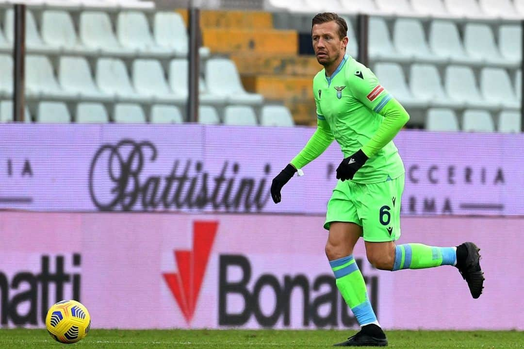 ルーカス・レイヴァさんのインスタグラム写真 - (ルーカス・レイヴァInstagram)「Sono molto contento di aver raggiunto le 100 presenze en Serie A con la @official_sslazio festeggiando questo traguardo con una vittoria.」1月11日 1時59分 - leivalucas