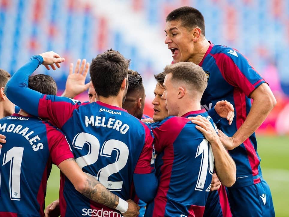 オスカル・デュアルテのインスタグラム：「Felicidades equipo 👏🏼👏🏼 gran esfuerzo el de todos 💪🏼➕3️⃣ @levanteud 🐸 #puravida #macholevante」