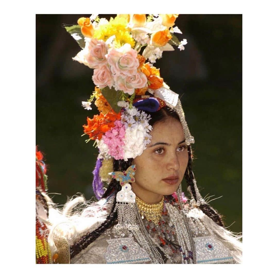 マッタのインスタグラム：「The tradition of adorning ourselves⁠... 🌺 🌼 🌸⁠ ⁠ Found image」