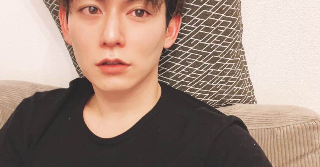 榊原徹士のインスタグラム：「お休みつって #selfie #盛れるわぁつって」
