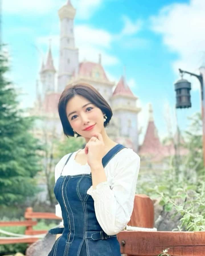 のインスタグラム：「こんにちは💕 . 今日も東京ディズニーランド編🐭🎀 自粛でなかなか外にも出にくいので撮り溜めだ写真を少しずつ投稿していきます🙆‍♀️ 今回はベルバウンド最終回💕 . ずっと見たかった美女と野獣エリアの新しいお城🏰💕お城って見るのうっとりしちゃいますよね🥰✨ 可愛かったなぁ💕 本当夢溢れる素敵な空間でした💗 （写真の空は曇りだったので加工して、晴れにしてもらいました☀️笑） . 今日は連休最終日💗 素敵な一日を🎵 . #tokyodisneyland #tokyodisneyresort #東京ディズニーランド #ディズニーランド #tdl #ディズニーコーデ #disney #ディズニー #バウンドコーデ #ディズニー写真部 #ディズニー部 #ディズニー好きな人と繋がりたい #ディズニーバウンド #disneygram #Dハロ #ディズニーリゾート #ベルバウンド #belle #beautyandthebeast #美女と野獣 #ディズニープリンセス #disneyprincess #princess #disneyland #ベル #コスプレ #ディズニーコスプレ #美女と野獣エリア #薔薇 #rose」