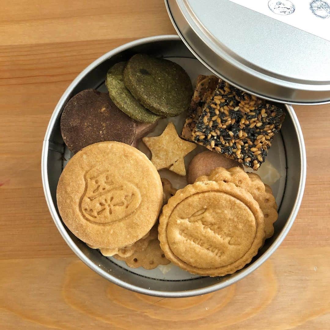 馬渕史香のインスタグラム：「偶然買えた、岐阜のブラウン菓子工房 @brown322pastry さんのアウトレットクッキー缶  うれしー✨✨ 形はちょっとイビツでも、味は美味しいっ  知らん間に岐阜にもお洒落なお店とかサービスがいっぱい増えとるんやよねぇ  #あしざわ家 #お取り寄せ #お取り寄せお菓子 #クッキー缶 #岐阜」