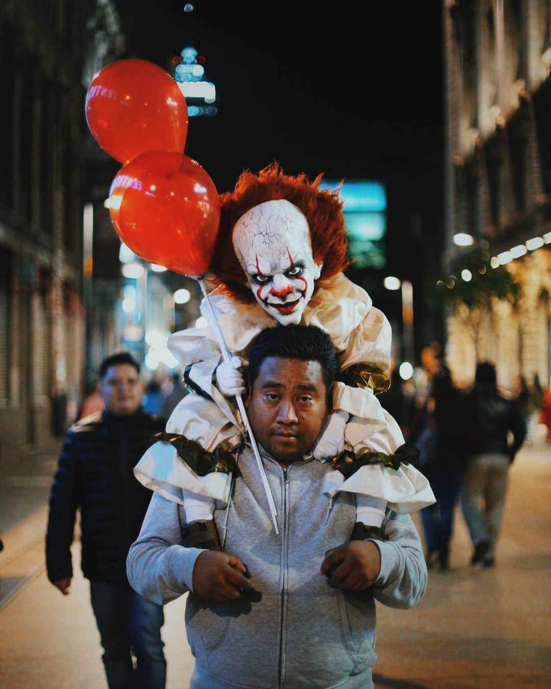 Chad Santosさんのインスタグラム写真 - (Chad SantosInstagram)「Pennywisemania 🤡  #pennywise #streetphotography #clown #elchadsantos #cosplay #metro #mexicocity #it #stephenking」1月11日 11時21分 - elchadsantos