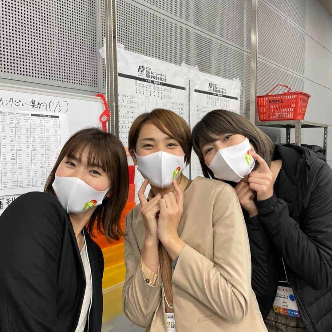 のインスタグラム：「・ 3人で仲良く撮影してたら 『俺も入れてー！！』って眞鍋さん🍲 ・ 1人しっかりソーシャルディスタンスを取ってくれていますが、本当は遠近法を使いたいだけですよね🙊シー ・ #撮影時のみマスクを外しています  #春の高校バレー #春高バレー2021  #眞鍋政義 さん #迫田さおり さん #新鍋理沙 ちゃん #狩野舞子 はん #眞鍋さんの小顔効果は果たして成功しているのか否か #声出さないように必死に堪えてます」