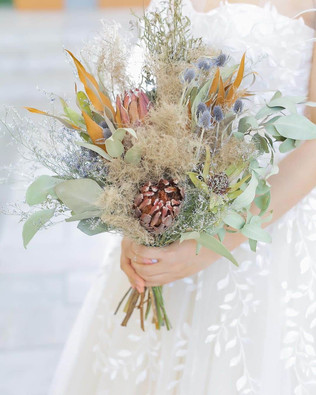 結婚式場ブランレヴュー宇都宮アクアテラスのインスタグラム：「.﻿ wedding bouquet𓈒𓏸𓍯﻿ ﻿ ドライフラワーが結婚式をよりおしゃれに彩ります＊﻿ ﻿ フラワーコーディネーターから新婦様ぴったりのブーケをご提案。﻿ ﻿ 世界にたった一つのオーダーブーケをご用意いたします♡﻿ ----------------------------------------﻿ ﻿ 1/11〜17迄⭐︎﻿ 1月中のご来館が1番お得！﻿ 【お正月限定の豪華特典盛り沢山❤︎】﻿ ﻿ 衛生対策徹底中！﻿ 安心してご見学いただけます！﻿ 挙式日の変更も可で安心の結婚式を！﻿ ﻿ ご来館でギフト券最大10000円プレゼント⭐︎﻿ ﻿ 詳細は下記▽▽﻿ https://www.dearswedding.jp/blancrevue/fair/﻿ ﻿ リニューアルしたNewチャペルのご見学もお楽しみに♩﻿ ﻿ プロフィールからご覧いただけます！ @blancrevue_wedding」
