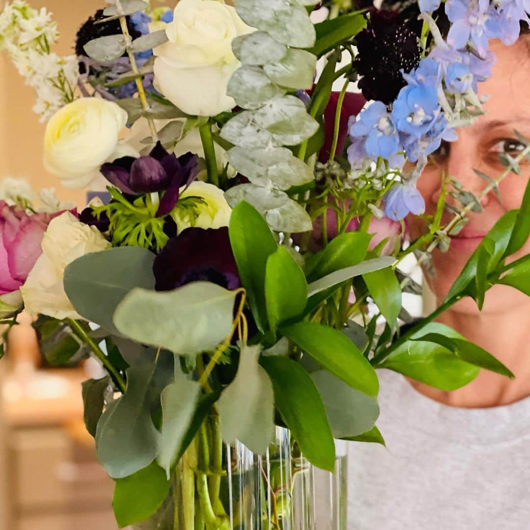 アナベス・ギッシュさんのインスタグラム写真 - (アナベス・ギッシュInstagram)「Today we arranged flowers via zoom. I learned things. No leaves under the water level. Arrange in differing levels of height and color. View the vase from the sides and not the top. There is no insignificant flower. Greenery is important. Ranunculus, Anemone, Bupleurum, Eucalyptus. All of it was poetic, mindful and peaceful. I especially loved F who was knitting throughout. She was knitting it all together. The group collected by my dear friend @paulachaiken was perfect. Thank you @thegardenly for your instruction! @studiobemindfulness @farmgirlflowers」1月11日 11時30分 - annabeth_gish