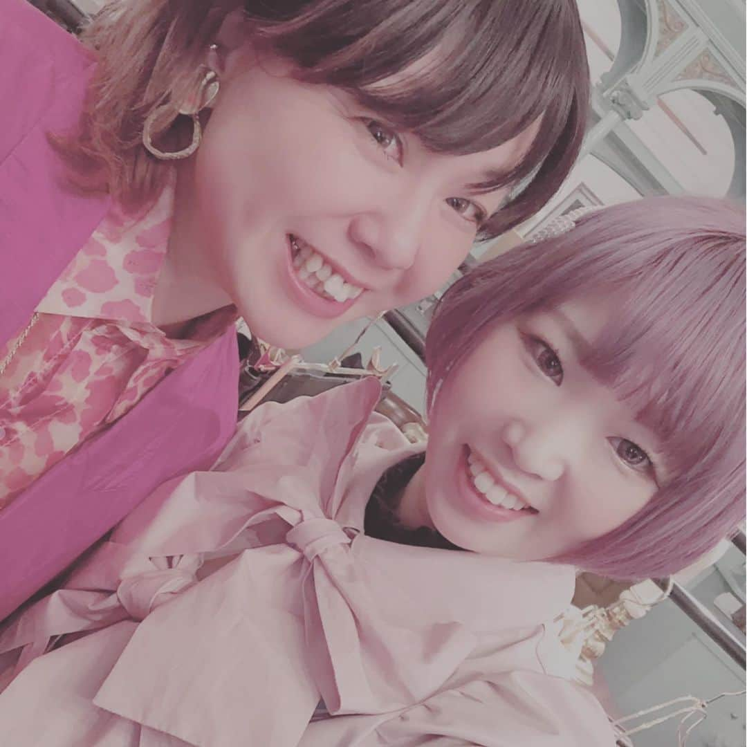 RINGOさんのインスタグラム写真 - (RINGOInstagram)「🎀🎀🎀 めちゃくちゃ大好きなブランド ワンスポ @onespoofficial が休止になってしまったー😭  京都に住んでたときは大阪とか名古屋もいったなあ、、 展示会に呼んでもらえたときは本当に本当ーに嬉しくて💖 そして毎回そのシーズンはもうほかに買わなくていいくらい買ってた🥺 とくにセットアップがかわいくて、ほぼセットアップで買った🥺💖  展示会いくとデザイナーさんスタッフさんがこだわったとこすみずみまで教えてくださって 本当ーに好きなのが伝わってきて 自分自身の好みにドンピシャだからというのもあり毎回毎回ドキドキしてた💓 今回はそんな買わないかなーて思っても結局たくさん手にしていた😂😂😂  ハードなのも、あまめなのも、好きだったあ🥺 リボン、ドット、チェック、ちょいパンク なの好きだし パワーショルダーとか、ちょっと露出ありめなところも好き！！！  休止をしったときは #HugMee のグループラインが荒れました💦😂 いつもみんなで展示会行かせてもらってたし みんなそれぞれに みんなっぽい服があって☺️ めちゃくちゃ長居してしまってたー、、💦 大好きでした💖💖💖  2段目左のリボン3つのシャツワンピ、このシーズン1番推されてたからかぶっちゃうかなとおもって結局買わなかったんだけど、、買えばよかったー😭💖  リボンやジップがたくさんついてるので 洗濯を丁寧にするのもひそかな楽しみでした☺️💖  これからも大切に着ます💖💖💖  #goodbye_onespo  #onespo #fashion #渋谷109」1月11日 11時33分 - ringoberry