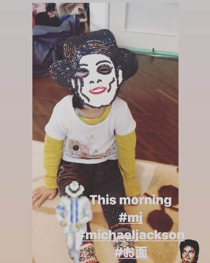 有坂美香のインスタグラム：「1.11.2021 😂😂😂😂😂 in the morning   #MJ #お面 #ツルピカタマゴちゃん」