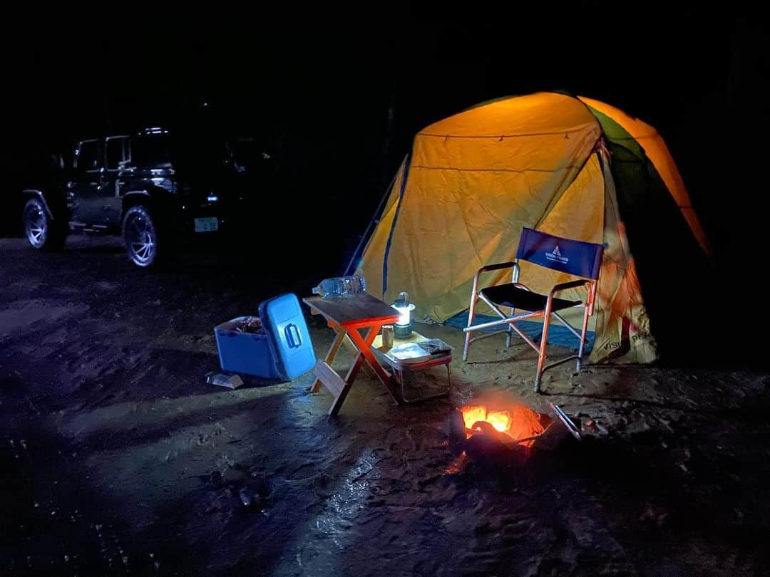 としみつさんのインスタグラム写真 - (としみつInstagram)「念願のキャンプ動画！🏕 プライベートでもやりたい！  大変だったけどクセになる疲労、テント組み立て後の飯、すべてが至高。  ギターはチューニングだけしてケースに入れました…  惜しくもカットしたシーンとかもサブチャンででますので！  #東海オンエア #キャンプ #ソロキャンプ  #ゆるキャン  #漢会合」1月11日 11時45分 - toshimitsu_tokaionair