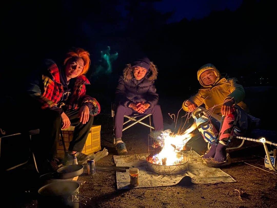 のインスタグラム：「念願のキャンプ動画！🏕 プライベートでもやりたい！  大変だったけどクセになる疲労、テント組み立て後の飯、すべてが至高。  ギターはチューニングだけしてケースに入れました…  惜しくもカットしたシーンとかもサブチャンででますので！  #東海オンエア #キャンプ #ソロキャンプ  #ゆるキャン  #漢会合」