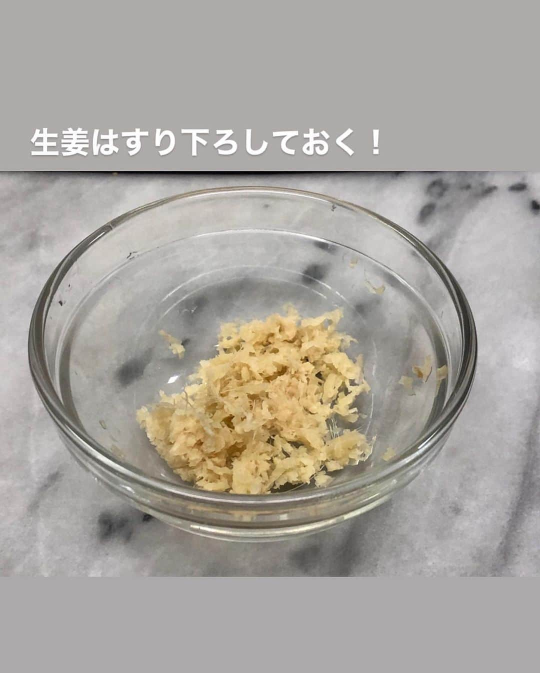 utoshさんのインスタグラム写真 - (utoshInstagram)「【レシピ画像付き】生姜ダレがおいしいネギの肉巻き！﻿ ﻿ こんにちは🙋🏻﻿ ﻿ 生姜とネギの組み合わせが最高な、生姜ダレのネギの肉巻き！﻿ 自粛期間中にぜひ作ってほしいレシピなので再投稿。﻿ こういうさっぱり系の味付けも美味しいのでぜひ挑戦してみてくださいね！﻿ ﻿ ー✂︎ー﻿ ﻿ 最近、エアコンが効いてないんじゃないかなって思うくらい寒いですね。﻿ 外が寒すぎて、いつもの設定温度だと低くなっちゃう。﻿ 長野の冬を思い出す寒さです。﻿ ﻿ 冷静に考えると、長野の人たちってエアコンの暖房で暮らそうなんて最初から思ってないですもんね〜。東京にいるからエアコンで暮らしてますけど、ここまで寒いとストーブで暖をとりたくなります…﻿ ﻿ ﻿ ✔️〈このレシピのポイント〉﻿ 生姜ダレはフライパンで最後に暖めて作っています。暖かい生姜を食べる事で、生姜は体を温めてくれます。﻿ ネギの肉巻きを作るのに、ネギに火を入れるのに時間がかかるので、レンジで加熱しています。時短にもなりますよ。﻿ ﻿ ﻿ レシピはこちら↓﻿ ＿＿＿＿＿＿＿﻿ ﻿ 生姜ダレがおいしいネギの肉巻き（2人分）﻿ ﻿ 【材料】﻿ ネギ ２本﻿ 豚薄切り肉 1パック﻿ ※ネギの本数分巻くので、﻿ 長ささによって使う量も変わります﻿ ﻿ 塩 少々﻿ ﻿ サラダ油　適量﻿ ﻿ A（生姜だれ）﻿ 生姜（すりおろし）　10g（2片）﻿ ごま油　大さじ1﻿ お酢　大さじ2﻿ 水　大さじ2﻿ しょう油　大さじ1﻿ ﻿ ﻿ 【作り方】﻿ （1）ネギを白い部分と青い部分とに分け、白い部分を4cmくらいに切る。生姜をすりおろす。﻿ ﻿ （2）レンジで1のネギの白い部分を600Wで2分加熱する。﻿ ﻿ （3）ネギを少し冷まし、薄切り肉でネギを巻き、フライパンに油を引いて全面に焼き色が付くまで転がしながらよく焼く。（途中一度塩をふると良い）﻿ ﻿ （4）別のフライパンにAのタレの材料を全て入れ、少し煮詰めるくらいに沸騰させる。﻿ ﻿ （5）皿に盛り、Aを全て混ぜ合わせたタレをかけたら完成。﻿ ﻿ ※タレを別で作ってかけるのが大変なら、同じフライパンでタレと一緒に絡めてしまってもいい！（そっちの方が味は均一になりますよ！）﻿ ﻿ ＿＿＿＿＿＿＿﻿ ﻿ ﻿ ぜひ作ってみてくださいね。」1月11日 11時38分 - utosh