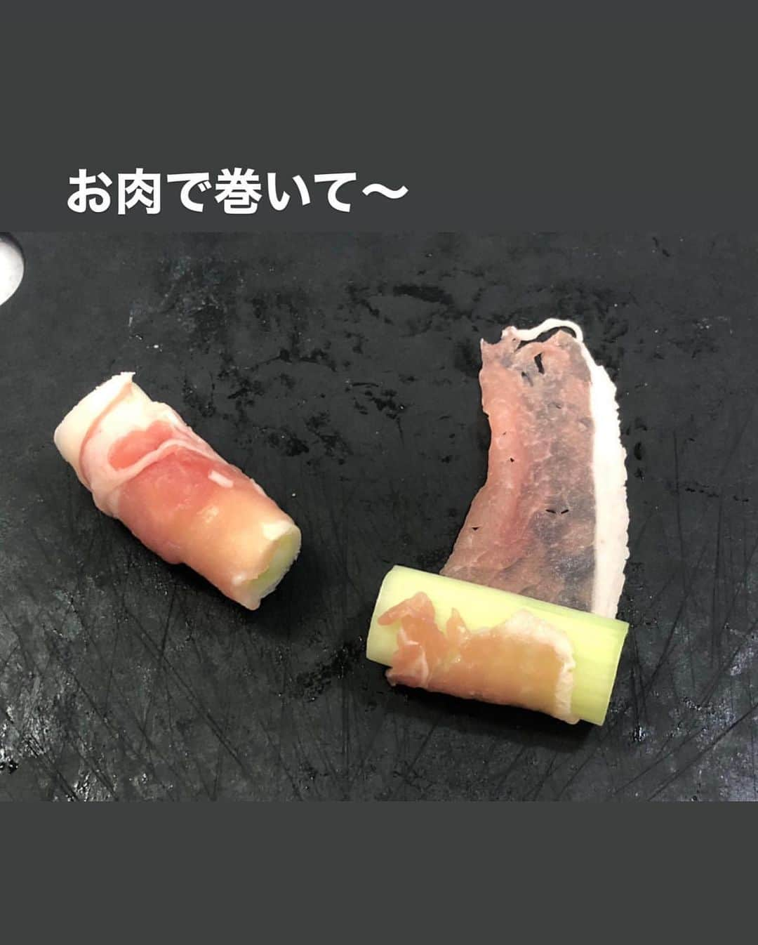 utoshさんのインスタグラム写真 - (utoshInstagram)「【レシピ画像付き】生姜ダレがおいしいネギの肉巻き！﻿ ﻿ こんにちは🙋🏻﻿ ﻿ 生姜とネギの組み合わせが最高な、生姜ダレのネギの肉巻き！﻿ 自粛期間中にぜひ作ってほしいレシピなので再投稿。﻿ こういうさっぱり系の味付けも美味しいのでぜひ挑戦してみてくださいね！﻿ ﻿ ー✂︎ー﻿ ﻿ 最近、エアコンが効いてないんじゃないかなって思うくらい寒いですね。﻿ 外が寒すぎて、いつもの設定温度だと低くなっちゃう。﻿ 長野の冬を思い出す寒さです。﻿ ﻿ 冷静に考えると、長野の人たちってエアコンの暖房で暮らそうなんて最初から思ってないですもんね〜。東京にいるからエアコンで暮らしてますけど、ここまで寒いとストーブで暖をとりたくなります…﻿ ﻿ ﻿ ✔️〈このレシピのポイント〉﻿ 生姜ダレはフライパンで最後に暖めて作っています。暖かい生姜を食べる事で、生姜は体を温めてくれます。﻿ ネギの肉巻きを作るのに、ネギに火を入れるのに時間がかかるので、レンジで加熱しています。時短にもなりますよ。﻿ ﻿ ﻿ レシピはこちら↓﻿ ＿＿＿＿＿＿＿﻿ ﻿ 生姜ダレがおいしいネギの肉巻き（2人分）﻿ ﻿ 【材料】﻿ ネギ ２本﻿ 豚薄切り肉 1パック﻿ ※ネギの本数分巻くので、﻿ 長ささによって使う量も変わります﻿ ﻿ 塩 少々﻿ ﻿ サラダ油　適量﻿ ﻿ A（生姜だれ）﻿ 生姜（すりおろし）　10g（2片）﻿ ごま油　大さじ1﻿ お酢　大さじ2﻿ 水　大さじ2﻿ しょう油　大さじ1﻿ ﻿ ﻿ 【作り方】﻿ （1）ネギを白い部分と青い部分とに分け、白い部分を4cmくらいに切る。生姜をすりおろす。﻿ ﻿ （2）レンジで1のネギの白い部分を600Wで2分加熱する。﻿ ﻿ （3）ネギを少し冷まし、薄切り肉でネギを巻き、フライパンに油を引いて全面に焼き色が付くまで転がしながらよく焼く。（途中一度塩をふると良い）﻿ ﻿ （4）別のフライパンにAのタレの材料を全て入れ、少し煮詰めるくらいに沸騰させる。﻿ ﻿ （5）皿に盛り、Aを全て混ぜ合わせたタレをかけたら完成。﻿ ﻿ ※タレを別で作ってかけるのが大変なら、同じフライパンでタレと一緒に絡めてしまってもいい！（そっちの方が味は均一になりますよ！）﻿ ﻿ ＿＿＿＿＿＿＿﻿ ﻿ ﻿ ぜひ作ってみてくださいね。」1月11日 11時38分 - utosh