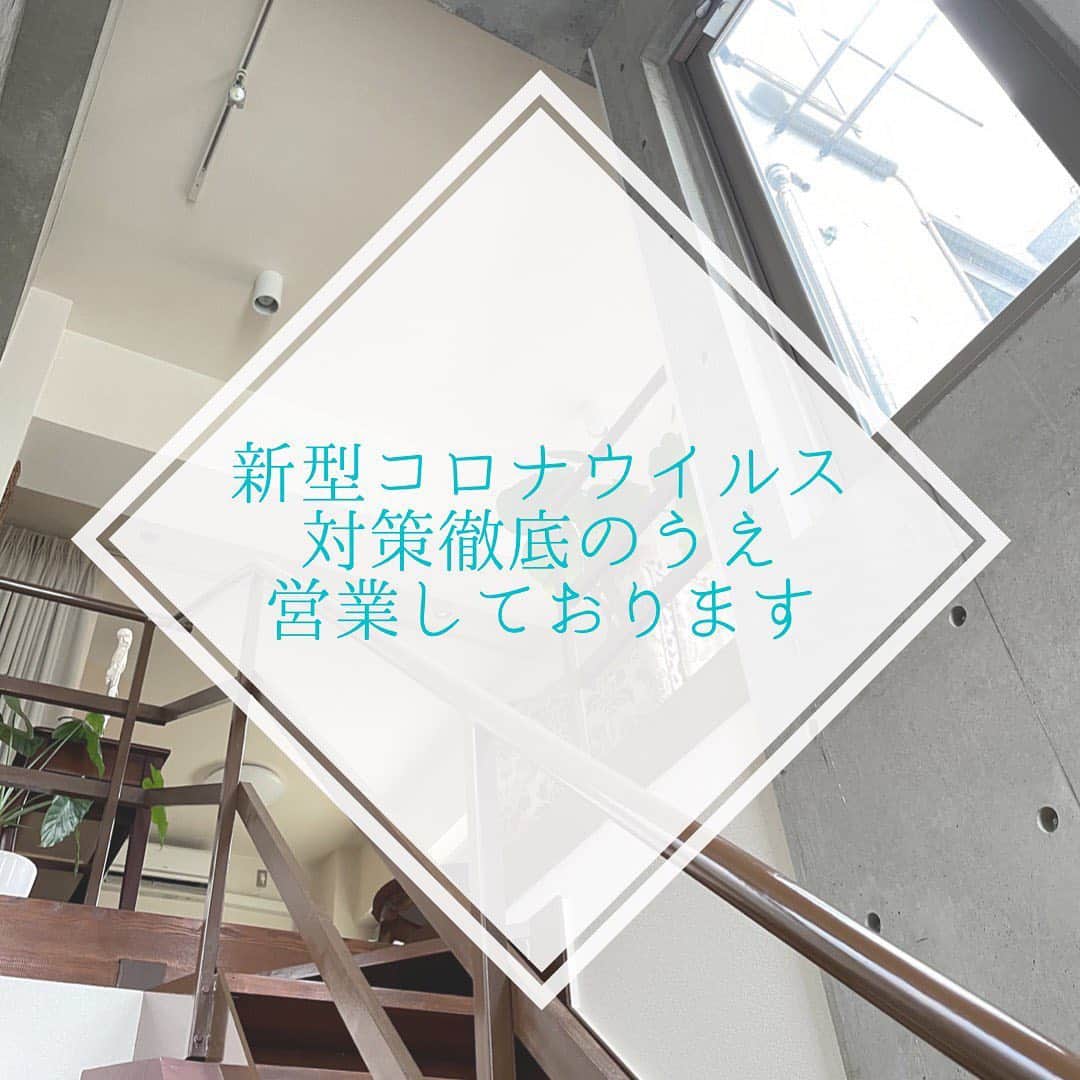 笑顔をリフォームする@健康小顔職人のインスタグラム：「． 皆様、いつもありがとうございます！ ． 緊急事態宣言後のサロン営業についてお知らせ致します。 ． 営業時間は最終受付時間を短縮し一日の受付人数も予約数を制限しております。 ． 初めてご来店されるお客様にも安心して施術を受けていただけるよう、セラピストの検温、室内の換気、アルコール消毒、マスク着用など徹底して施術させて頂いております😷 ． 予約を検討されている方はご参考にしていただけると幸いです💕 ． ご予約はホームページからお願いします！ @kogao_shokunin はホームページの《reserve》から @satoko_therapist は癒志庵ホットペッパーから ． メニューやご予約方法がそれぞれ異なりますのでご注意ください⚠️ ． ． 世界中の皆様が安心して過ごせる日々が早く訪れますように🌈✨ ． ． 🍀全てのご予約&お問合わせは プロフlinktreeのHP🔗からお願いします🍀 ． 💆🏻‍♀️小顔職人の心美体を整える「小顔整顔」 💆🏻‍♀ 小顔美容整体　@satoko_therapist HP&ホットペッパービューティにて受付中！ ． ✨気を整えて心と体を健康に！チャクラエネルギーセラピー ※対面又はzoom ． 💟あなたも小顔職人になれる👍 小顔職人養成スクール！スクール生募集中！ ． ． 🍀小顔職人が作ったリフトアップクリーム&ボタニカルオイル& @nakeda_alpha コラボ企画！エンジェルハーブパッド発売中✨更に小顔や美容を解説！ @happy_cosme_kogaoshokunin ． #小顔サロン #小顔職人 #小顔エステ」