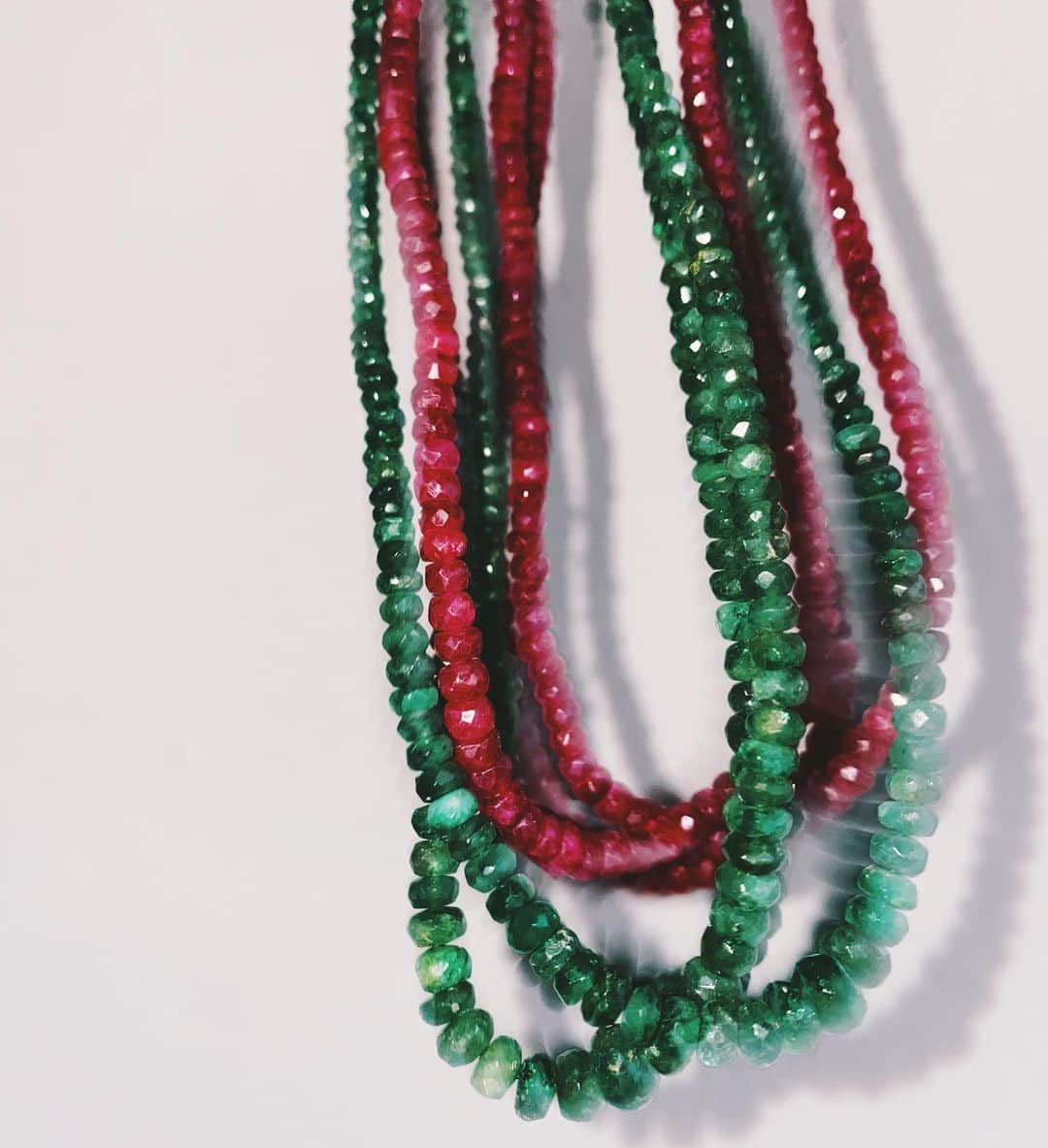ウィンターケイトのインスタグラム：「Raw Emerald & Ruby strands to up your Tshirt game 🙌」