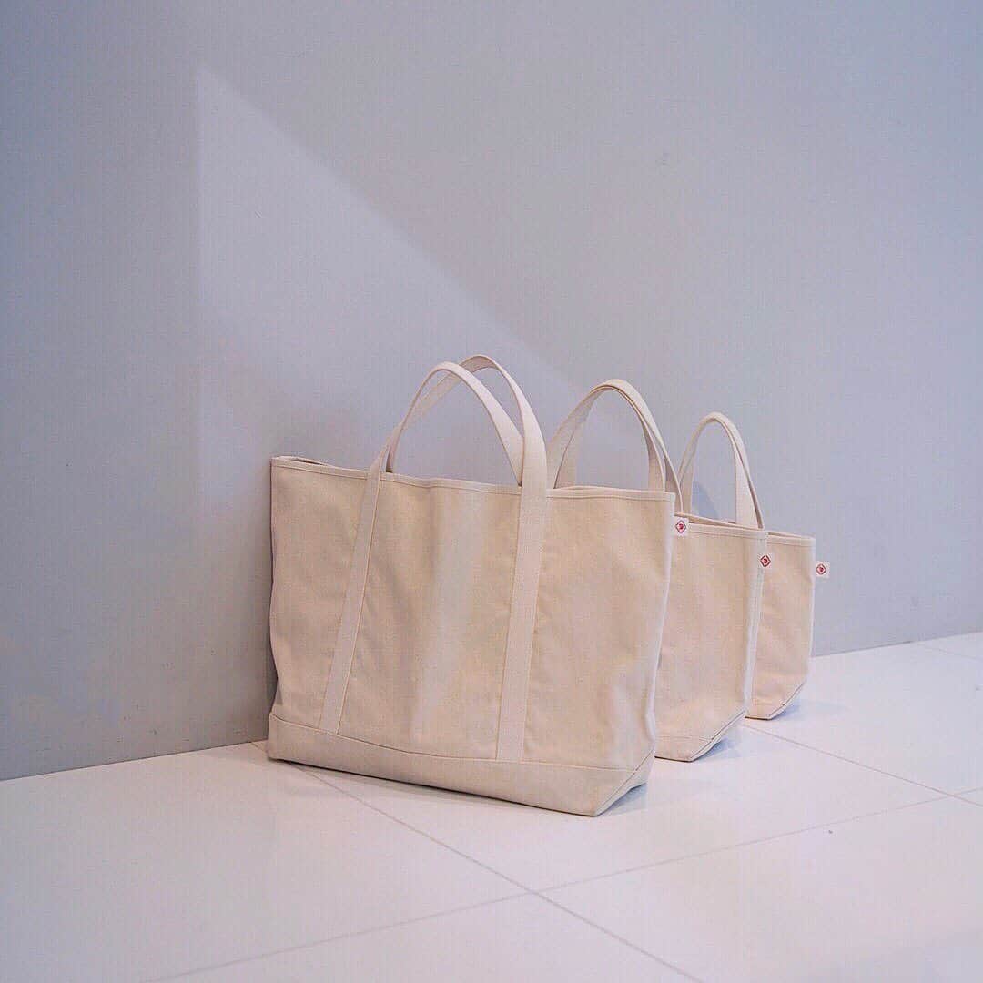 のインスタグラム：「﻿ " DRESSTERIOR CANVAS TOTE"﻿ ﻿ ﻿ 極限までシンプルを追求した、DRESSTERIORのトートバッグ 。﻿ ﻿ 使い込む程に馴染み、長きにわたって風合いの変化をお楽しみいただけます。﻿ ﻿ ﻿ ﻿ ﻿ Lsize 085-02022﻿ ¥8,690(税込)﻿ ﻿ Msize  085-02021﻿ ¥6,490(税込)﻿ ﻿ Ssize  085-02020﻿ ¥4,290(税込)﻿ ﻿ ﻿ ﻿ ﻿ ﻿ #dressterior﻿ #ドレステリア﻿ #キャンバストート」