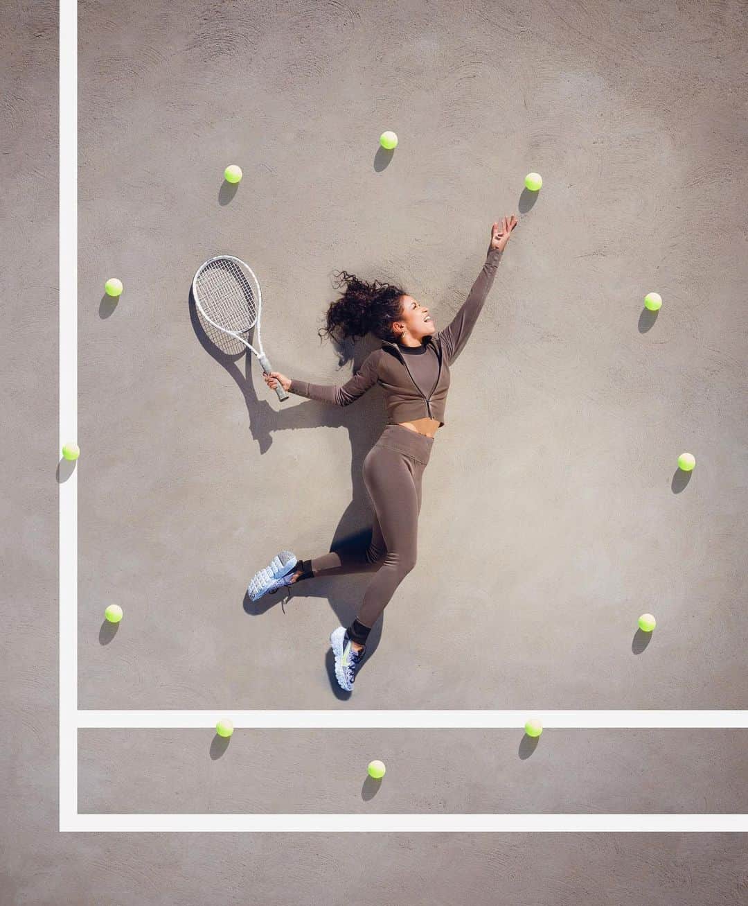 リザ・コッシーのインスタグラム：「this is a serve… created by LK x @fabletics  #LizaXFabletics • become a VIP member and get any 2 bottoms for only $24 • also, hi Europe, we’re avail at @fableticsEU for you」