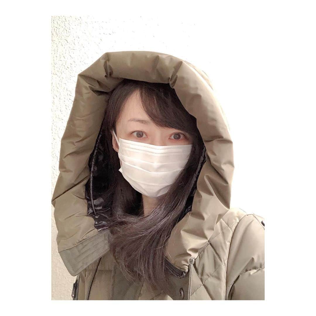 のインスタグラム：「近所のスーパーで買い物をしてお店を出たところで  自分よりたぶん年配の女性に「すみません」と声をかけられたので  道を聞かれたのかと立ち止まったら「そのダウンはどこのですか？」と聞かれた  道はよく聞かれるけれど今回のような事は初めてで軽く動揺しつつ  「Mackage(マッカージュ)と言うブランドのダウンですよ☺︎」と伝えたらお礼を言いながら喜んで去って行きました  よっぽど気になったんだろうな  #mackage #マッカージュ #ダウン #ダウンコート #元宝塚 #宝塚og」