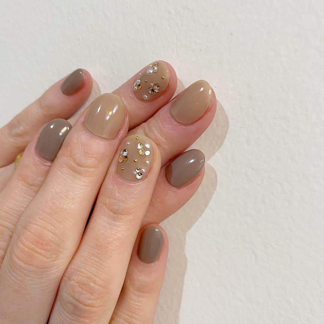 Kana Kobayashiさんのインスタグラム写真 - (Kana KobayashiInstagram)「#beige #nail #シンプルネイル #ワンポイントネイル #ネイル #ネイルデザイン」1月11日 11時54分 - anela_kana