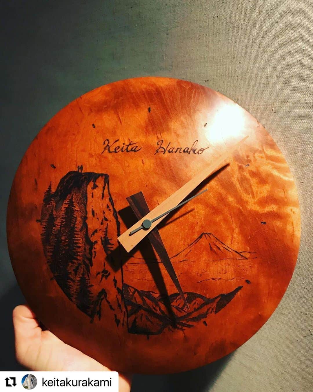 白數里子さんのインスタグラム写真 - (白數里子Instagram)「@keitakurakami  さんからのオーダーで、トクさん @tokuworkshop  の木製時計にデザインをさせていただきました。ウッドバーニング後にトクさんが磨いてくれてるので出来上がりがピカピカ✨  結婚記念日ということで、こんな大役に一瞬怖気付きましたが、二人の思い出の瑞牆を、、という素敵なオーダー！  喜んでもらえて良かった、、😌  何を描いても、いつも渡す時はドキドキしてしまう。  #Repost @keitakurakami with @make_repost ・・・ kazahanaフィンガープレートでもお馴染みの@tokuworkshop の木製時計と @satopoppo1124 のウッドバーニングによるデザインの素敵なコラボレーション作品をオーダーさせてもらいました。 デザインは昨年の結婚記念日に登りビバークした瑞牆の小ヤスリ岩を⛰ トクさん、さとちゃん、ありがとうございました🙏  #tokuworkshop」1月11日 11時48分 - satopoppo1124