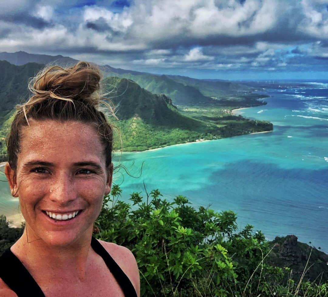 コートニー・コンローグさんのインスタグラム写真 - (コートニー・コンローグInstagram)「Sweaty smiles ! One of my favorite NS hikes! Always fun to take in the views and deep breaths  #hawaii #nature #hike #health #outdoors #livealittle」1月11日 11時55分 - courtneyconlogue