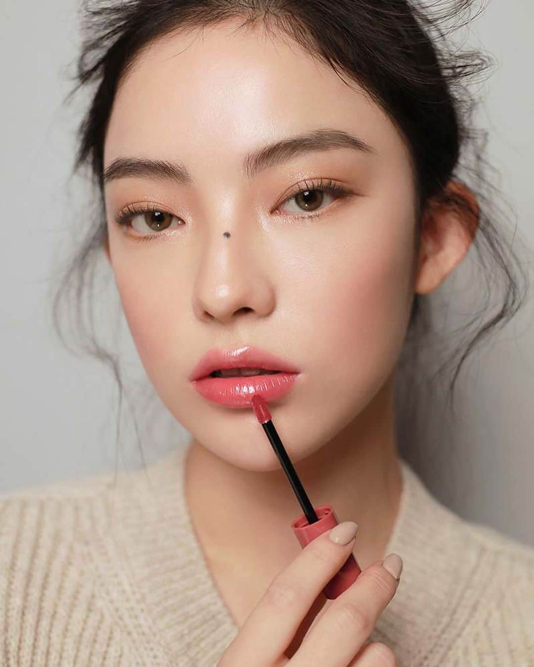 Official STYLENANDAさんのインスタグラム写真 - (Official STYLENANDAInstagram)「3CE GLAZE LIP TINT✨ 촉촉한 립케어가 필요한 시점 ! 생기와 보습을 동시 충전하는 듀얼 솔루션 립 - Highly moisturizing glassy-glow topping lip tint. Feel the new glazed-shiny lipsthat enhances over time💕 #stylenanda #3ce #newarrivals」1月11日 11時56分 - houseof3ce