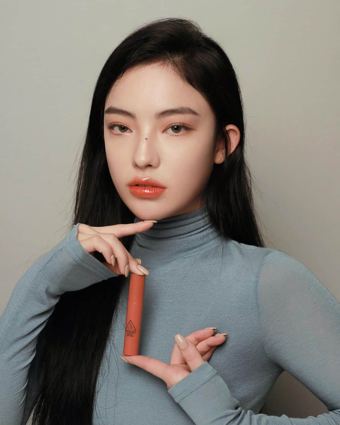 Official STYLENANDAさんのインスタグラム写真 - (Official STYLENANDAInstagram)「3CE GLAZE LIP TINT✨ 촉촉한 립케어가 필요한 시점 ! 생기와 보습을 동시 충전하는 듀얼 솔루션 립 - Highly moisturizing glassy-glow topping lip tint. Feel the new glazed-shiny lipsthat enhances over time💕 #stylenanda #3ce #newarrivals」1月11日 11時56分 - houseof3ce