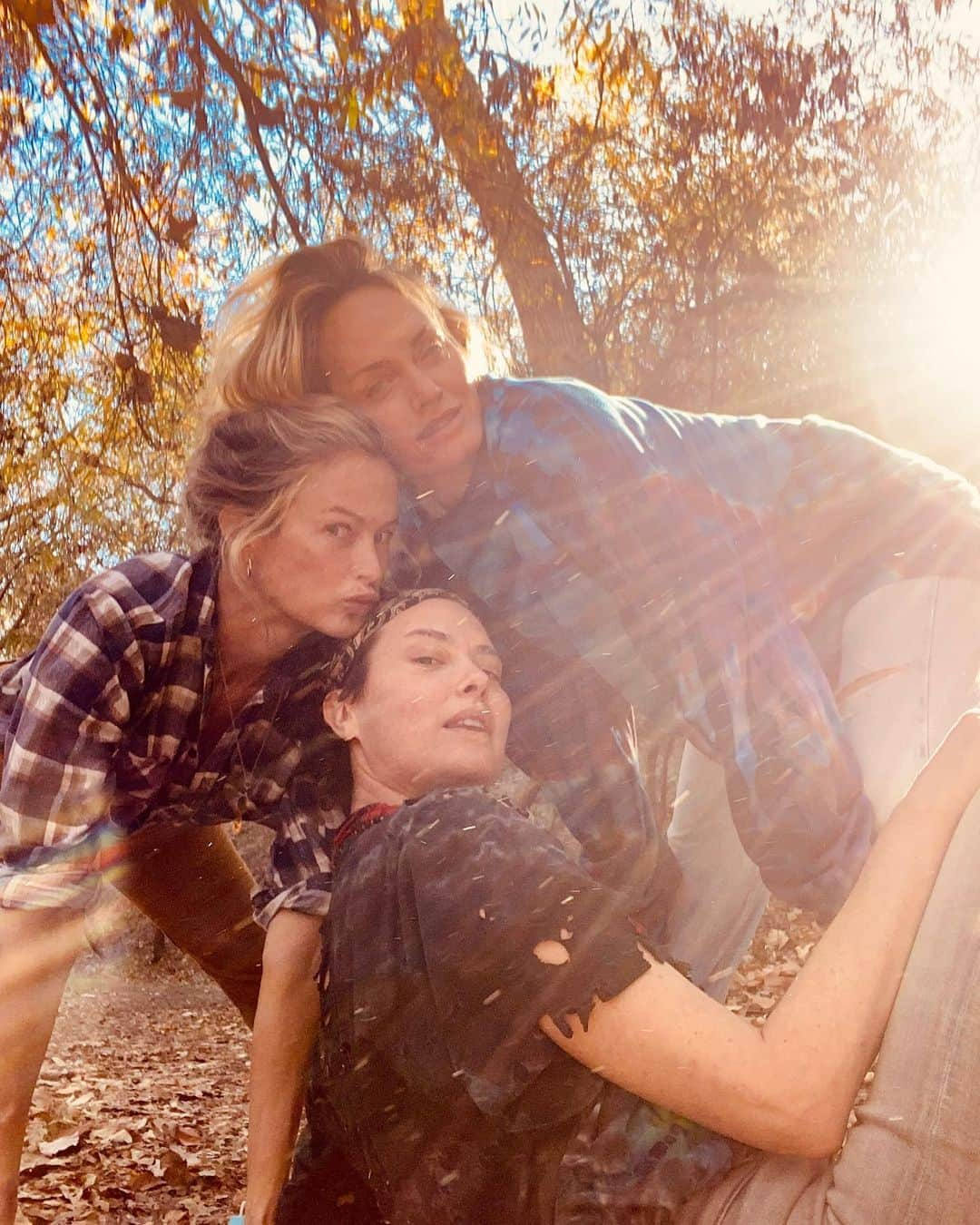 アンバー・ヴァレッタさんのインスタグラム写真 - (アンバー・ヴァレッタInstagram)「Girlfriends are like trees. Strong, grounding, capable of handling great storms, regenerative, wise and most of all they are oxygen. These two @shalomharlow @carolynmurphy gave me life & love this weekend. We laughed until we cried and cried until we laughed. 🌳🌴💚Tested & approved 🦠」1月11日 11時56分 - ambervalletta