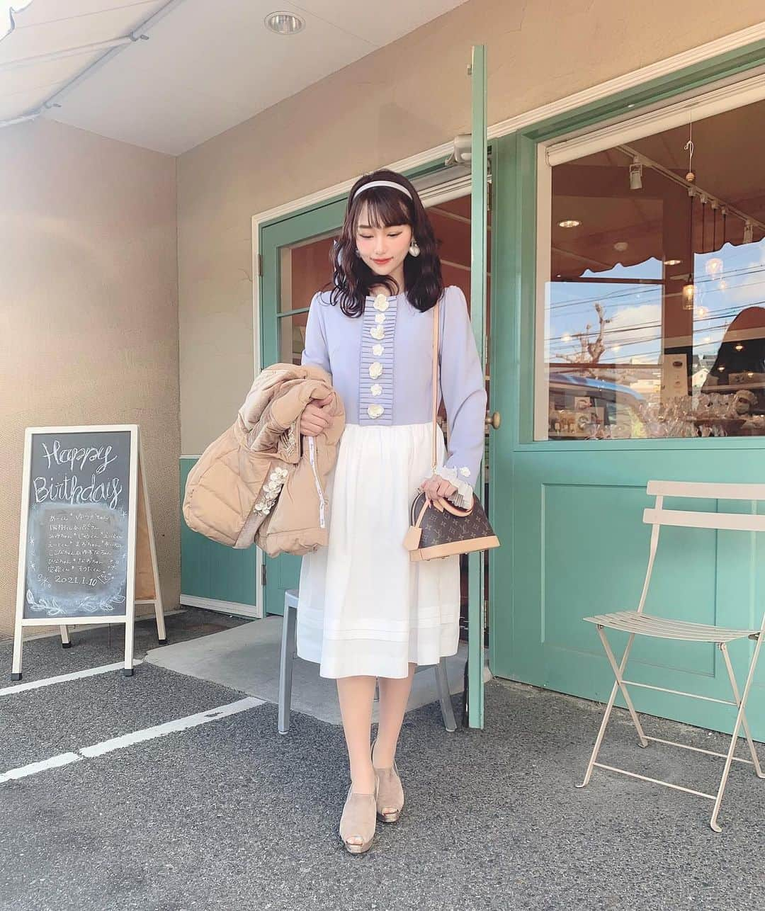 加藤里奈さんのインスタグラム写真 - (加藤里奈Instagram)「⋆ この前Chesty Limited shopでゲットした 限定カラーワンピースでお出かけ❤︎ ⋆ コサージュが華やかかつ上品で ちょっとしたお出かけにぴったりなんです☺️ ⋆ 色味もデザインも好きすぎて アイコンも変えちゃった✌︎ こちらの限定カラーは店舗でのみの取り扱いみたいで、オンライン販売だとホワイトも可愛かったよ🤍  ⋆ #ootd #fashion #instafood #instagram #instalike  #hairstyle #outfit #code #coordinate #style #stylepoint #instafashion #instagood #instalike #ファッション #撮影 #ヘアアレンジ #ヘアスタイル #アレンジスタイル #ヘア #かとこ #コーディネート #コーデ #かとこーで #今日の服 #chesty #チェスティ」1月11日 11時58分 - katoco0326