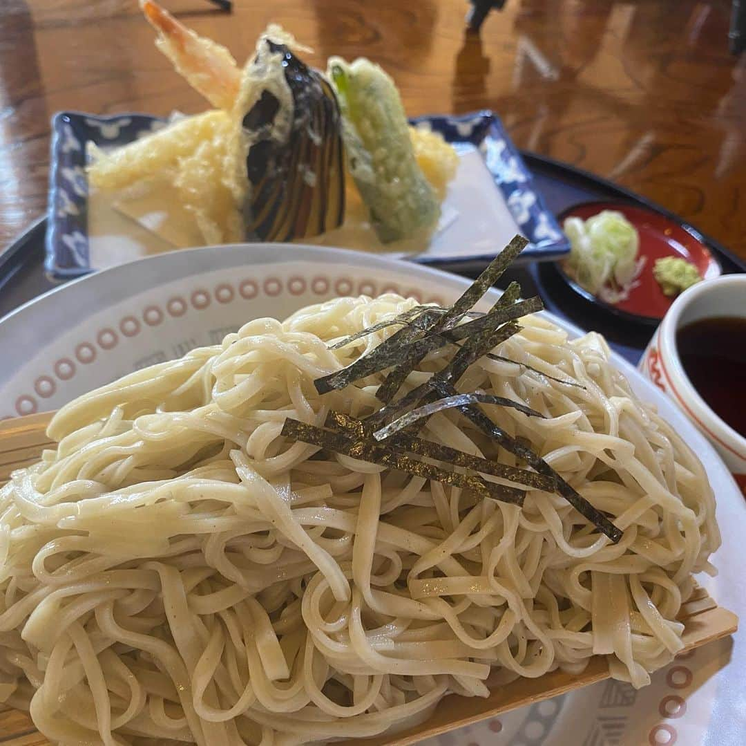 おごせ綾さんのインスタグラム写真 - (おごせ綾Instagram)「誠福亭さん　のデカ盛りラーメン【おばかラーメン】  魚介のあっさりスッと染み渡るようなスープにスパイシーな鶏ハラミや糸唐辛子のアクセントが美味しいラーメンでした✨  動画はこちら🔻 おばかラーメン⁉️で早食い特訓…❓ https://youtu.be/Kx6zuCK1ouI  お蕎麦や天ぷらもボリュームがあり居心地も良くとても美味しくたらふくになれます❤️  ごちそうさまでした✨  【誠福亭さん】 0254-20-8917 新潟県胎内市乙1525  https://tabelog.com/niigata/A1505/A150504/15017776/  #誠福亭#おばかラーメン#デカ盛り#そば #ラーメン#らーめん #らーめん部 #新潟ラーメン#ラーメン巡り#麺活#麺活動 #ラーメンインスタグラマー大食い女子 #おごせ綾#にいがた#新潟#ニイガタ#niigata #gourmet#yummymummies#yummy#gourmet#delicious #グルメ#飲食店を盛り上げたい#美味しいもの#グルメ#食べ歩き#美味しいもの好きと繋がりたい#グルメな人と繋がりたい」1月11日 11時59分 - ogose0123