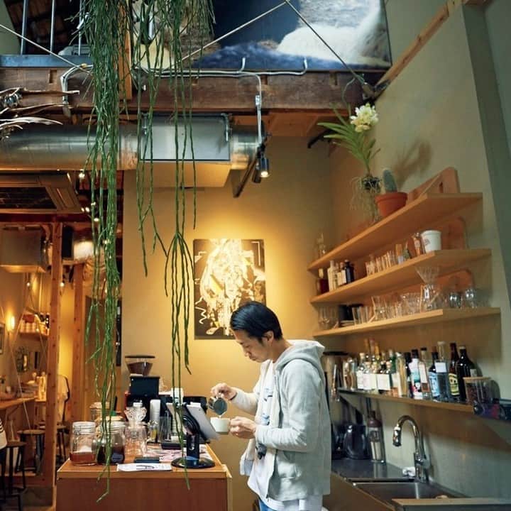 ブルータスさんのインスタグラム写真 - (ブルータスInstagram)「【コーヒームック★発売中】 変貌しゆく街・日本橋兜町。〈SR COFFEE ROASTER＆BAR〉の登場もその一つ。このコーヒースタンドでは、ストックホルムのマイクロロースターの豆が味わえる。 目覚めの一杯はこのお店で。  #BRUTUS　#コーヒー　#coffee　#日本橋カフェ」1月11日 12時00分 - brutusmag