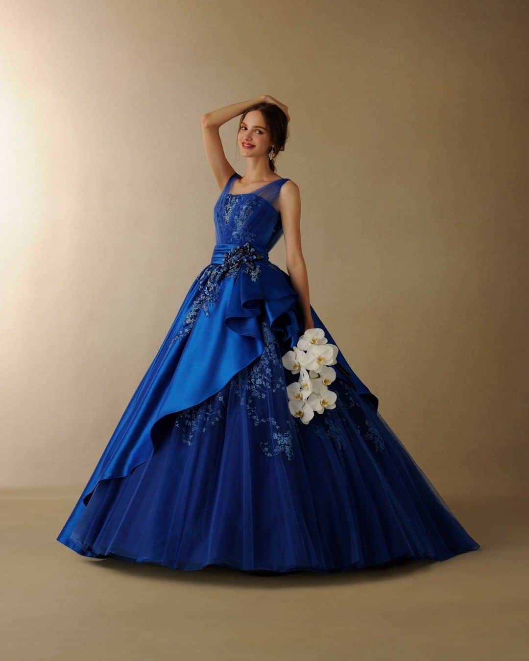 TAKAMI BRIDALさんのインスタグラム写真 - (TAKAMI BRIDALInstagram)「上品な光沢が高級感を演出する、大人っぽさと可愛らしさを兼ね備えたロイヤルブルーのドレス。  アシンメトリーのチュールが垣間見えるミカドシャンブレーツイルのオーバースカートは、遠目から見ても存在感を放ち、360度どこから見ても美しいデザインです。 ※ヨークは取り外し可能です。  color dress. Blue Malvern / ブルー・モーヴァン  #takamibridal #タカミブライダル #カラードレス #ブルードレス #ブルーモーヴァン #2021春婚 #2021夏婚 #2021秋婚 #2021冬婚」1月11日 12時00分 - takamibridal_costume